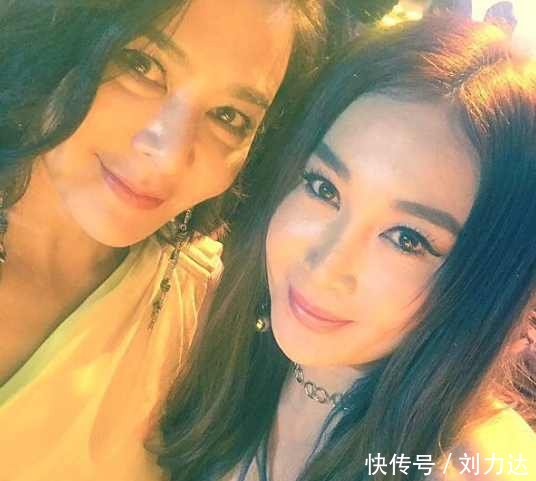 54岁关之琳和51岁温碧霞同框，相差3岁，一个大妈，一个少女