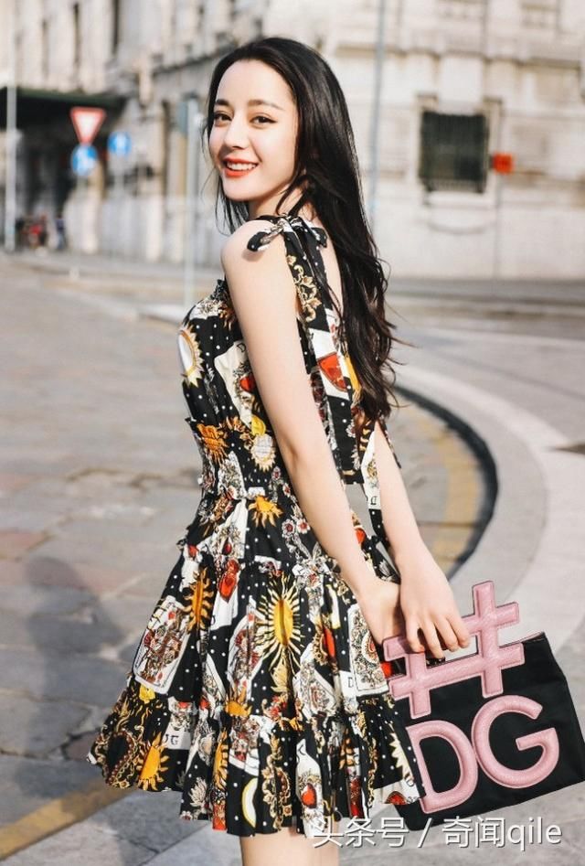 迪丽热巴美出新高度，一袭吊带碎花裙秀完美身材，鞋跟超级显眼！