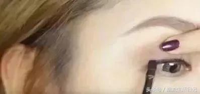 年度最流行眼线画法,手把手教你绘制“倒三角内眼线”