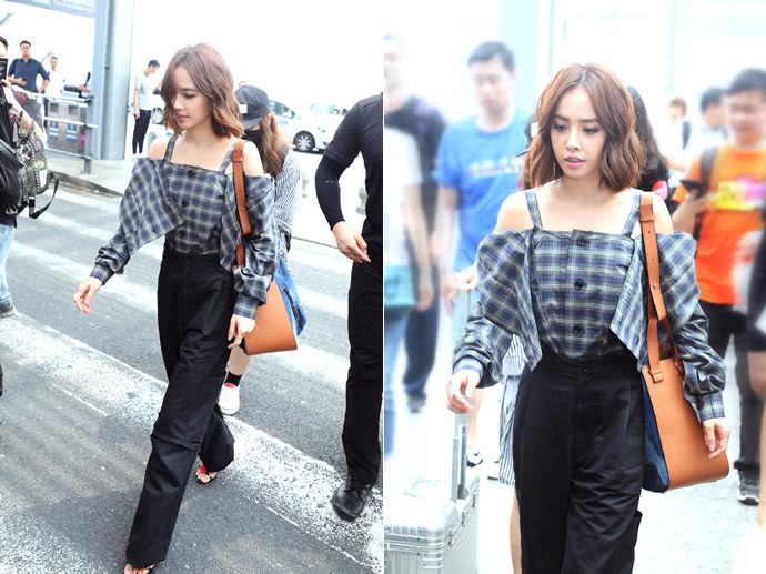 蔡依林身着格纹吊带一字装秀锁骨,网友:这个机场look满分