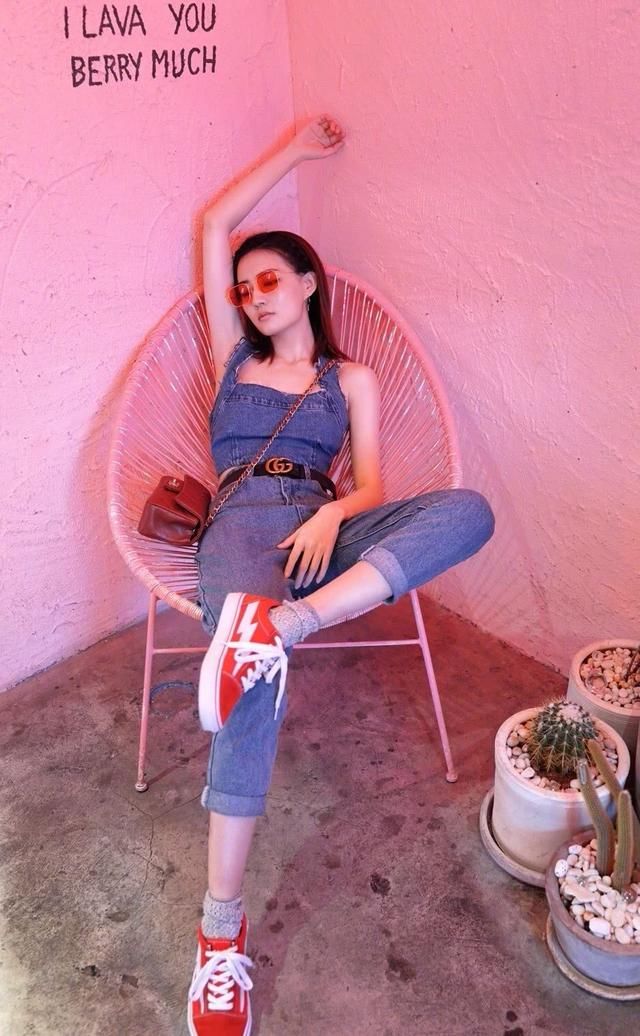 徐璐穿着给满分，黑色蕾丝内衣外穿，薄纱超级性感