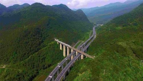  #我国#我国高铁再提速，时速达4百公里，外国人赞叹：中国速度无