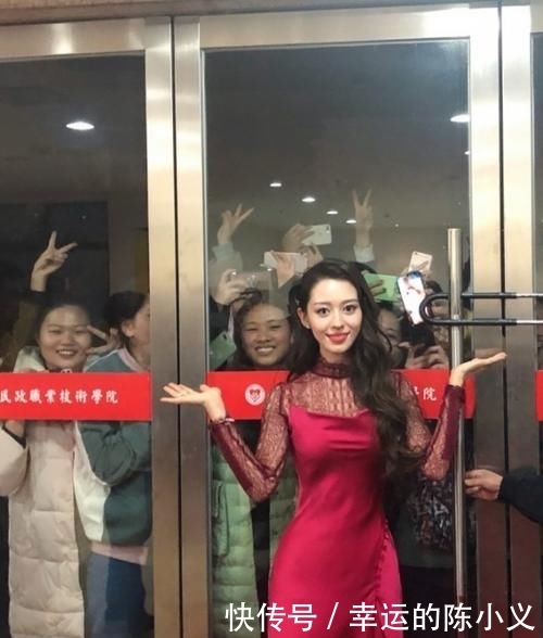  不到@吉娜的腰厉害了，裙子这么修身还能把衣摆塞进去，我减肥都达不到
