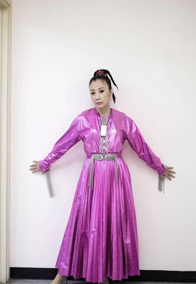  「修饰身材」汪明荃越来越敢穿，高领上衣搭配银色百褶裙，意外高级又减龄