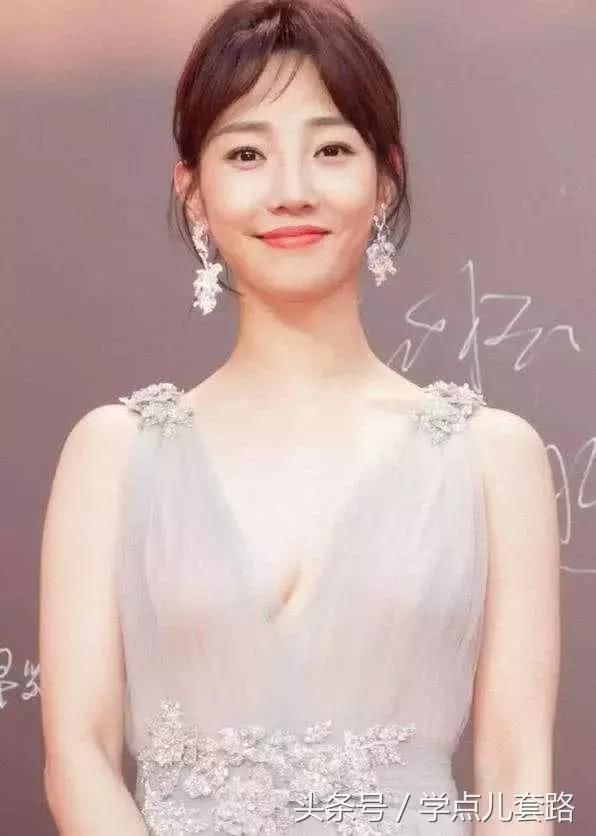 白百何登台献唱，裙子都快开到腰上了，反正就是好看