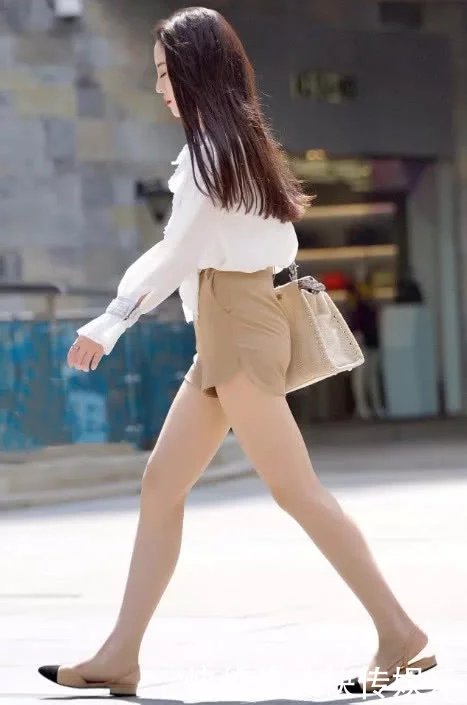 气质小姐姐短裤大秀筷子腿,性感的身形让人看了都流鼻血。