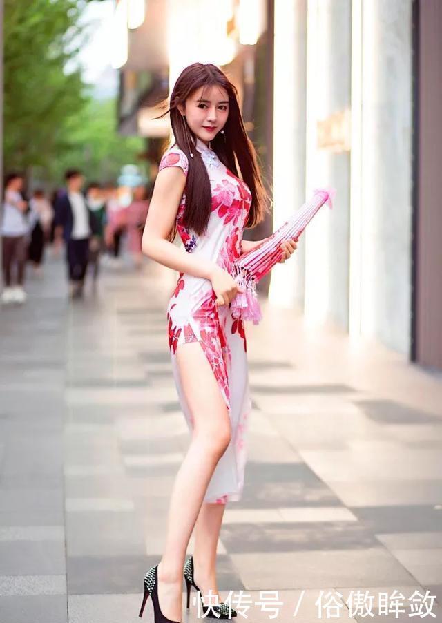 「尖头」美女脚上穿着一双尖头的高跟鞋,绑带的鞋面看上去更加的有魅力