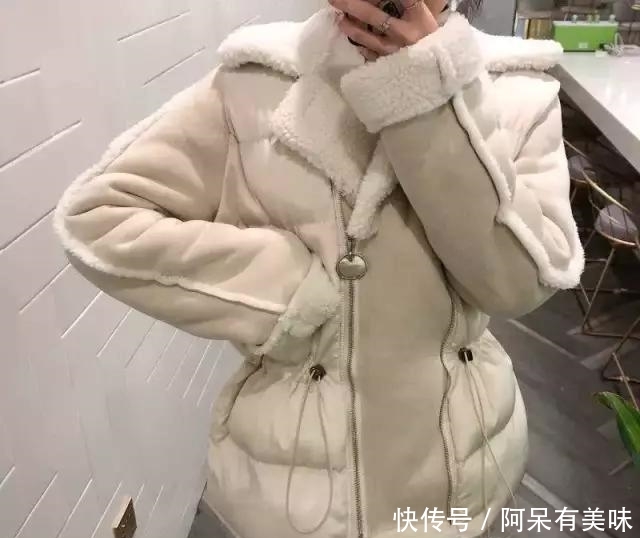 「迷人」再见了,呢子大衣!过年穿:羊羔毛外套+烟管裤,时髦美嫩特迷人
