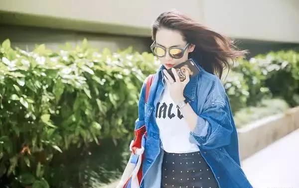 才3岁的戚薇女儿就敢跟妈妈比时尚，但这一点戚薇就输了