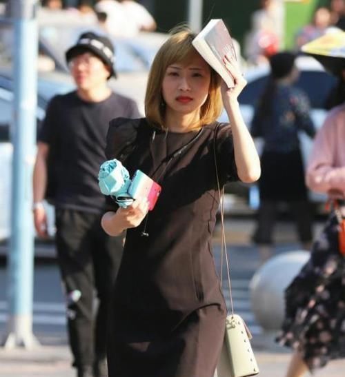  小姐姐：养眼女神街拍：面带笑容的小姐姐，一件白色短袖配牛仔裤，青春阳光气息