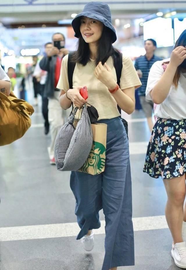  「阔腿裤」高圆溜溜春天穿衣搭配，短袖配搭阔脚裤清新干脆利落，气质女神十足
