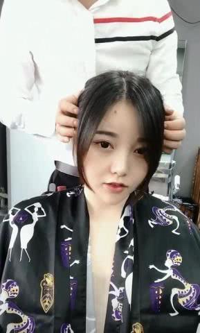 脸有点肿的女孩想换个新发型，剪完那一瞬间，网友：这是整容了吗