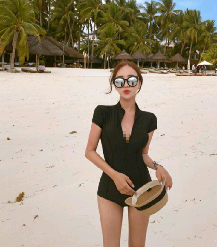 比基尼泳衣美女，把身材润饰的完满无缺，镂空设计展现完美身段！