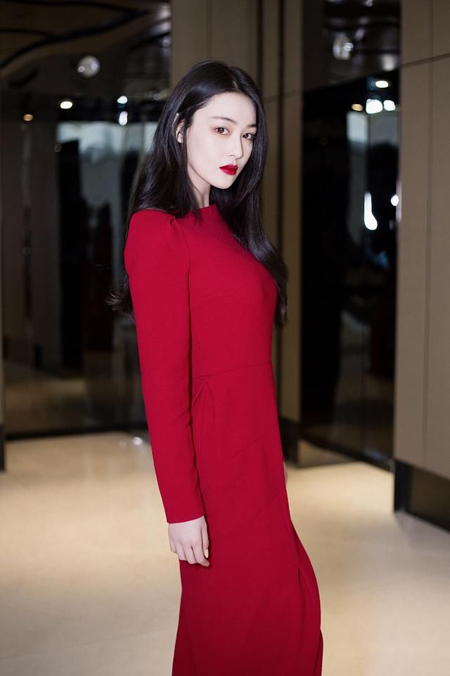 张馨予一袭红裙亮相活动，开衩红裙露美腿展女神范儿