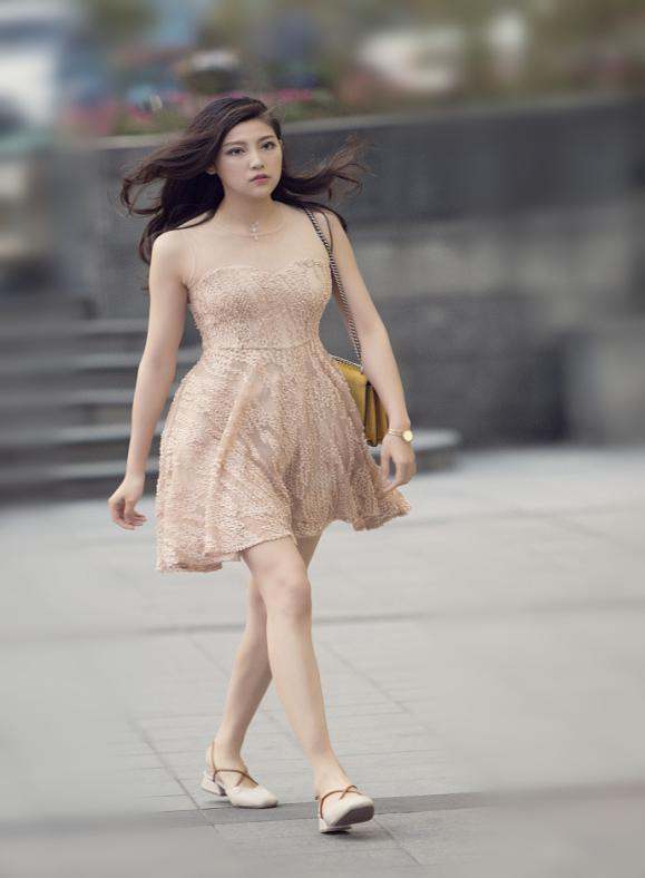 广东街拍: 白皙长腿让人大饱眼福, 第四位小姐姐最为性感