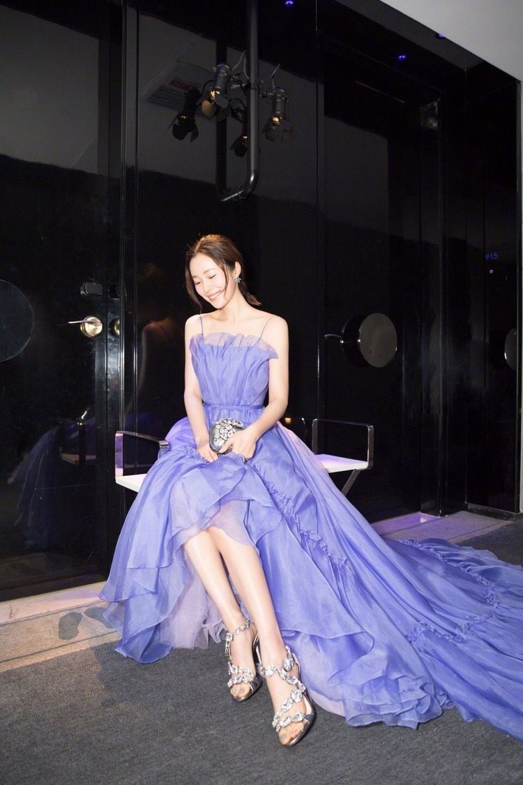 江一燕为了美豁出去了，薄纱开叉裙性感撩人，确实好看