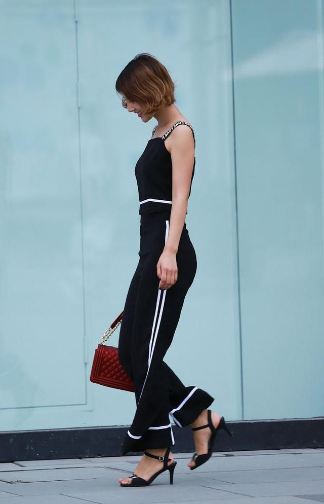 街拍:小姐姐勇于追求时尚前卫不拘束,展现出迷人性感的风采!