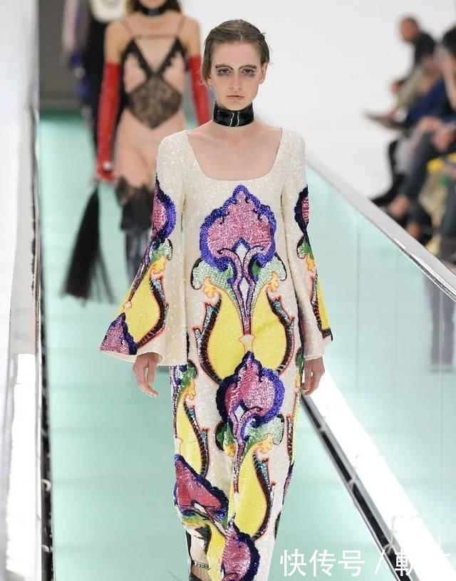 『花朵』2020开春 流行穿“开满花”的裙子,谁穿谁美!