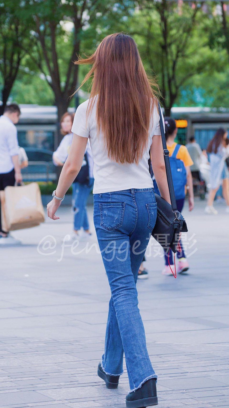 街拍:十九张三里屯绚丽多姿的背影，在这段时间里最时尚，最养眼