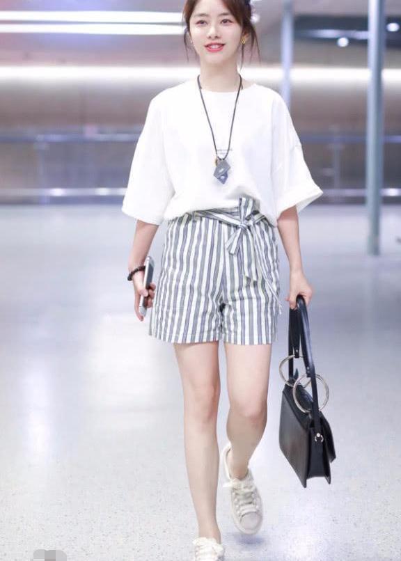 谭松韵只不过穿条短裤, 就有一双长腿, 162cm身高是假的吧!