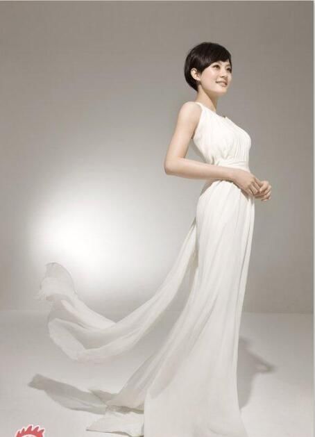 9位女星同穿白裙，高圆圆实力碾压，杨幂胖得驼背，第一却是她！