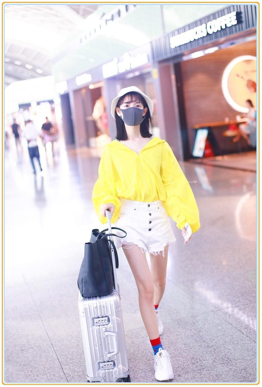 当江疏影和陈瑶同穿亮黄色上衣，才知道熟女和少女的差距有多大！