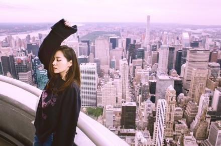 张靓颖太疯狂了! 腰上还要继衬衫, 都怪短裤太短!