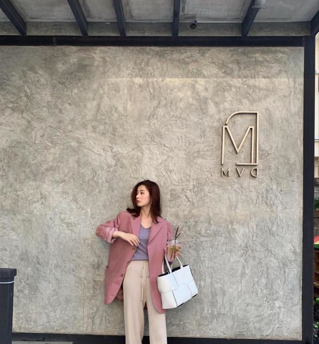  『气质』路人街拍,小姐姐穿着绿色的连衣裙,塑造出完美形象