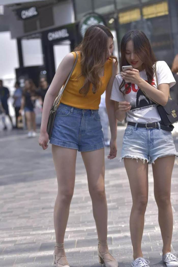 靓丽街拍: 丰腴牛仔短裤美女, 身材高挑轮廓好, 高出闺蜜一个头!