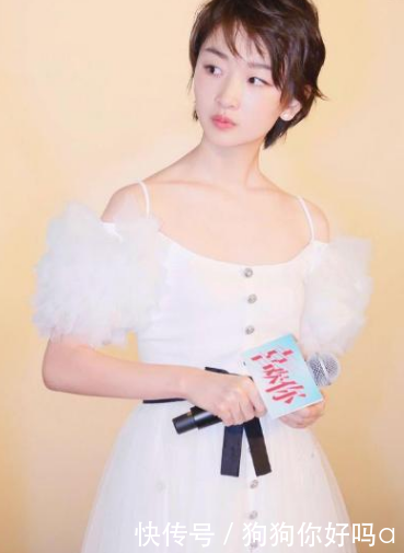 周冬雨长大了，裙子只用两根吊带撑着，网友：真大胆