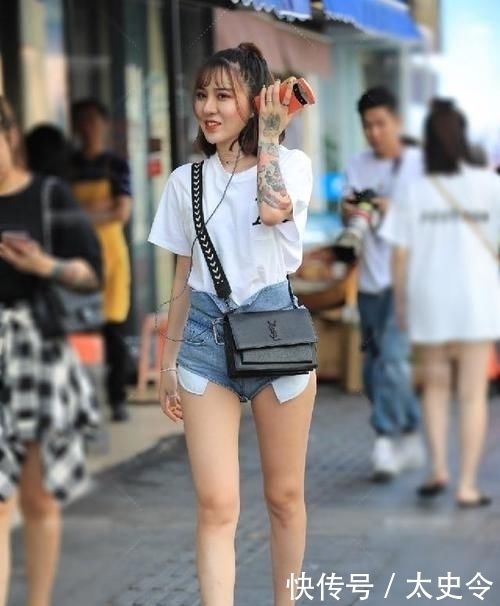 『 究竟』竟然让小姐姐这么爱，街拍：露兜短裤究竟有多大的魅力