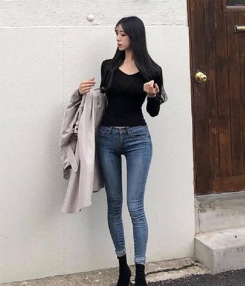 「显示出」时尚优雅牛仔裤小姐姐,魅力穿搭衬托出优雅身材,很漂亮!