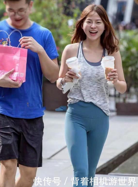 很多聪明的女性喜欢选择打底裤，舒适时尚凸显好身材！