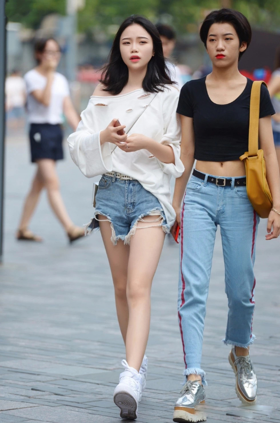  『大哥』美女街拍：穿搭中露腿和露腰哪个更香？穿大裤衩的大哥都看呆了！