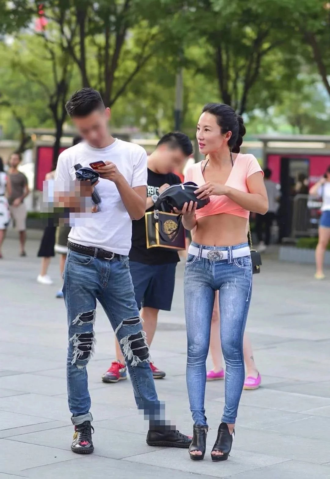 时尚小姐姐紧身牛仔裤勾勒修长美腿，健美平坦的蛮腰盈盈一握