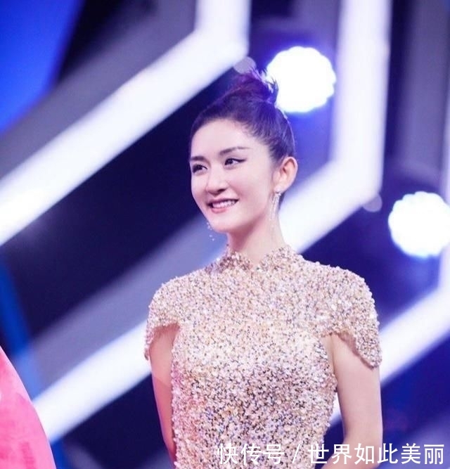「 花裙子」但却活出了真实的自信、美好精致，谢娜虽然一直徘徊在争议的边沿