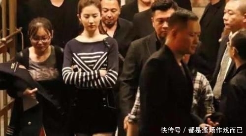  『刘亦菲』14年前给刘亦菲撑伞，14年后却成一线明星，网友：这叫风水轮流转