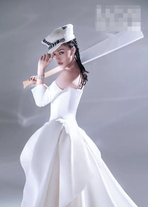 舒淇太厉害了！仅穿了一块绸缎就现身活动，网友：身材好就是任性