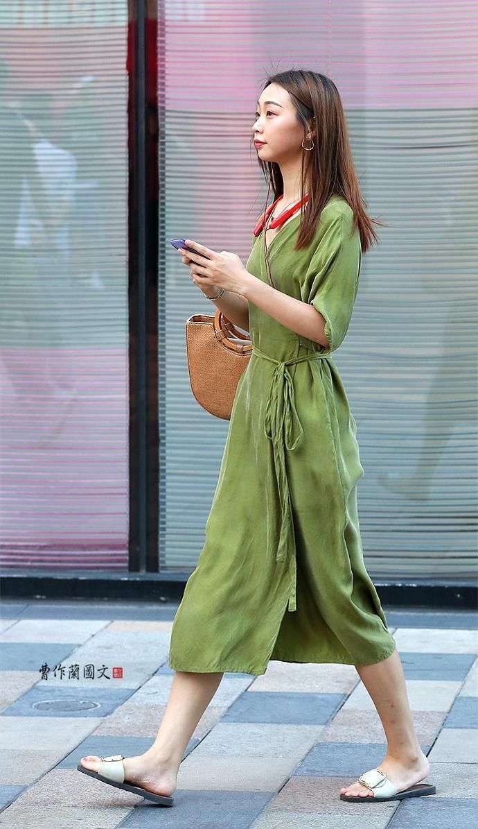 街拍:穿真丝连衣裙的美女，有一种不可名状的优雅