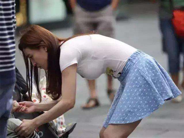 街拍：90后辣妈有少妇韵味，时髦又有女人味，网友：别有一番风味