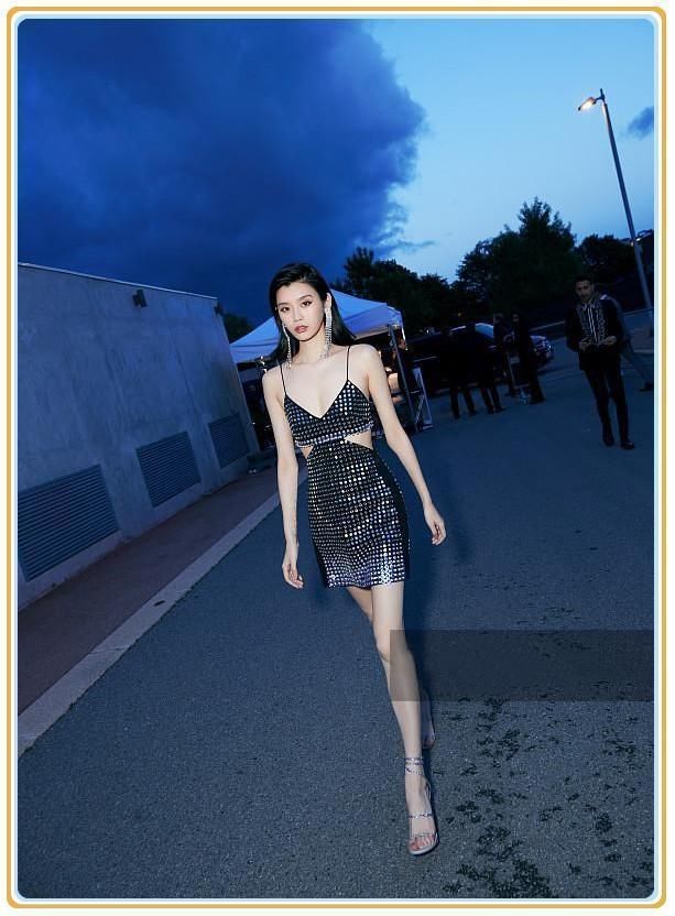 奚梦瑶穿吊带裙，女人味十足，看到张蓝心穿吊带裙之后沉默了！