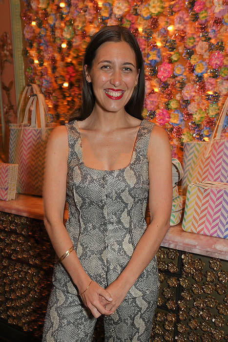 凯特最喜欢的设计师抨击梅根婚纱和发型，但梅根开心地接受建议！