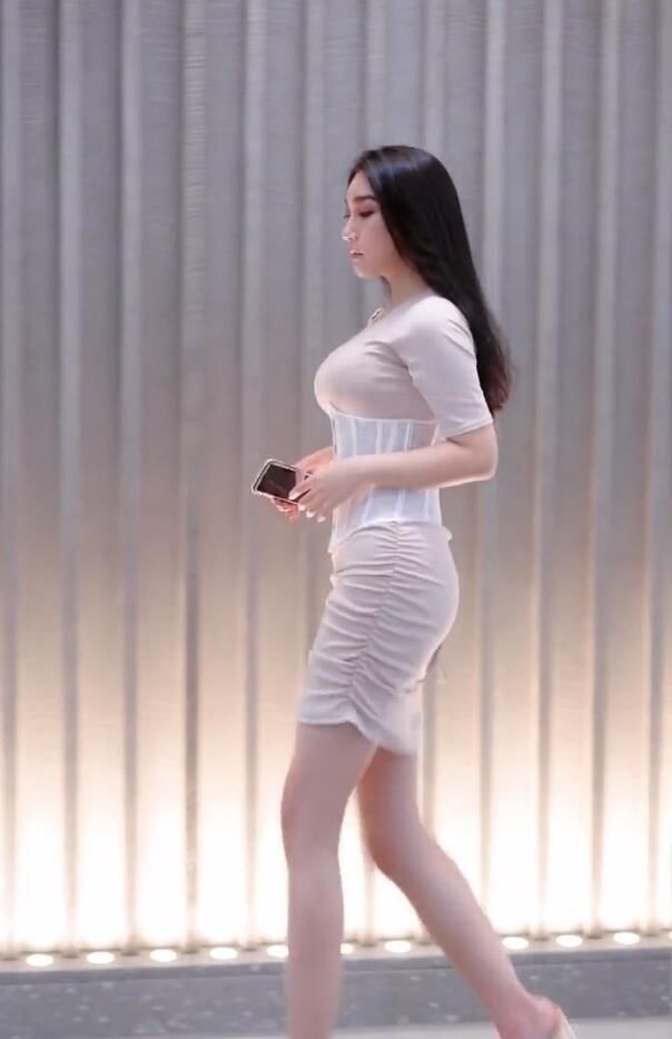 「出行」绑着束腰出行的美女,凸显出来的曲线没有真实曲线好看