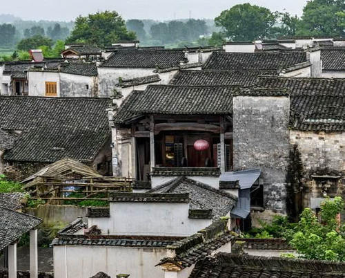 自驾游遇上“拦车虎”，天价过路费走红，车主：还自称合法