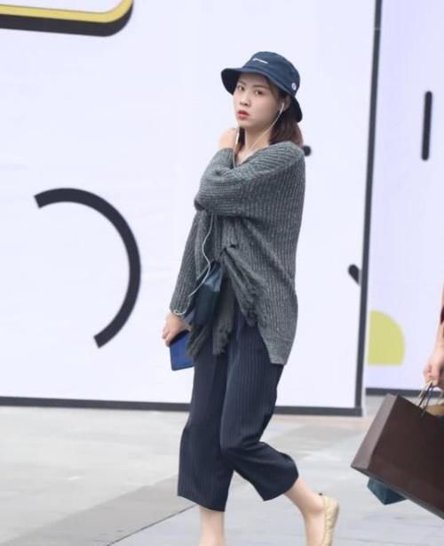  风范：养眼女神街拍：如花似玉的美女，一条白色的连衣裙，青春靓丽气质风范
