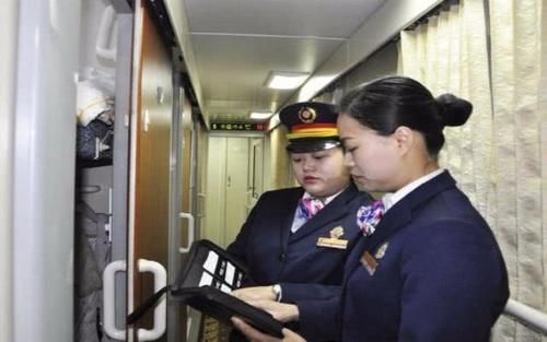  「乘务员」为什么坐火车卧铺，乘务员要将票收走？看完才明白用