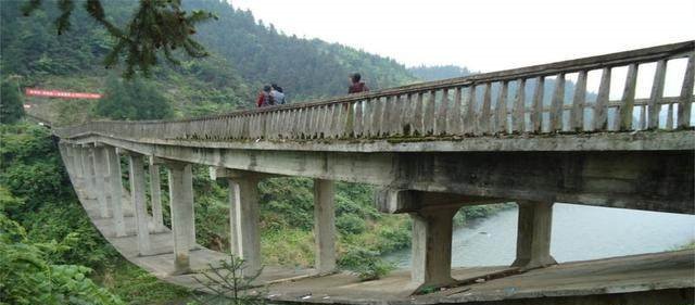 中国有一个桥梁在桥墩悬空下30年依然没有倒，这是什么桥