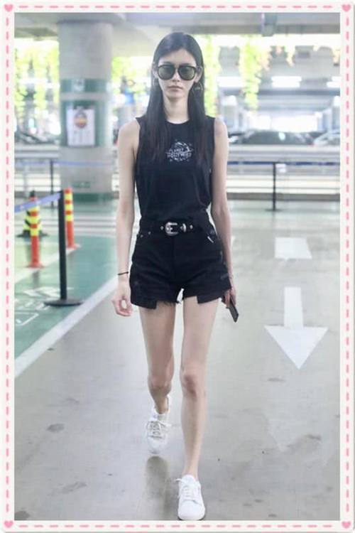 奚梦瑶这下糗大了!穿紧身背心都撑不起来,网友:心疼何煪君!