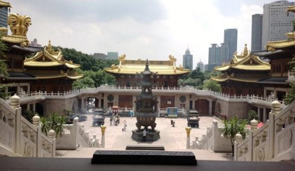  繁华闹市|中国最硬“钉子户”！15吨银佛坐镇价值连城，繁华闹市