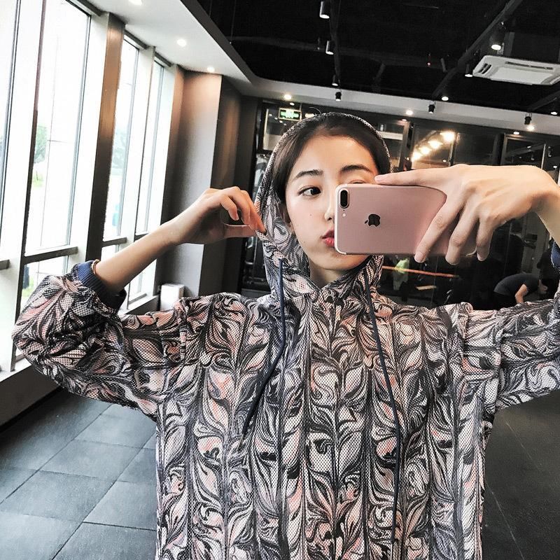 现在女人真开放，天天紧身上衣+紧身裤，凸显S型曲线，还真好看